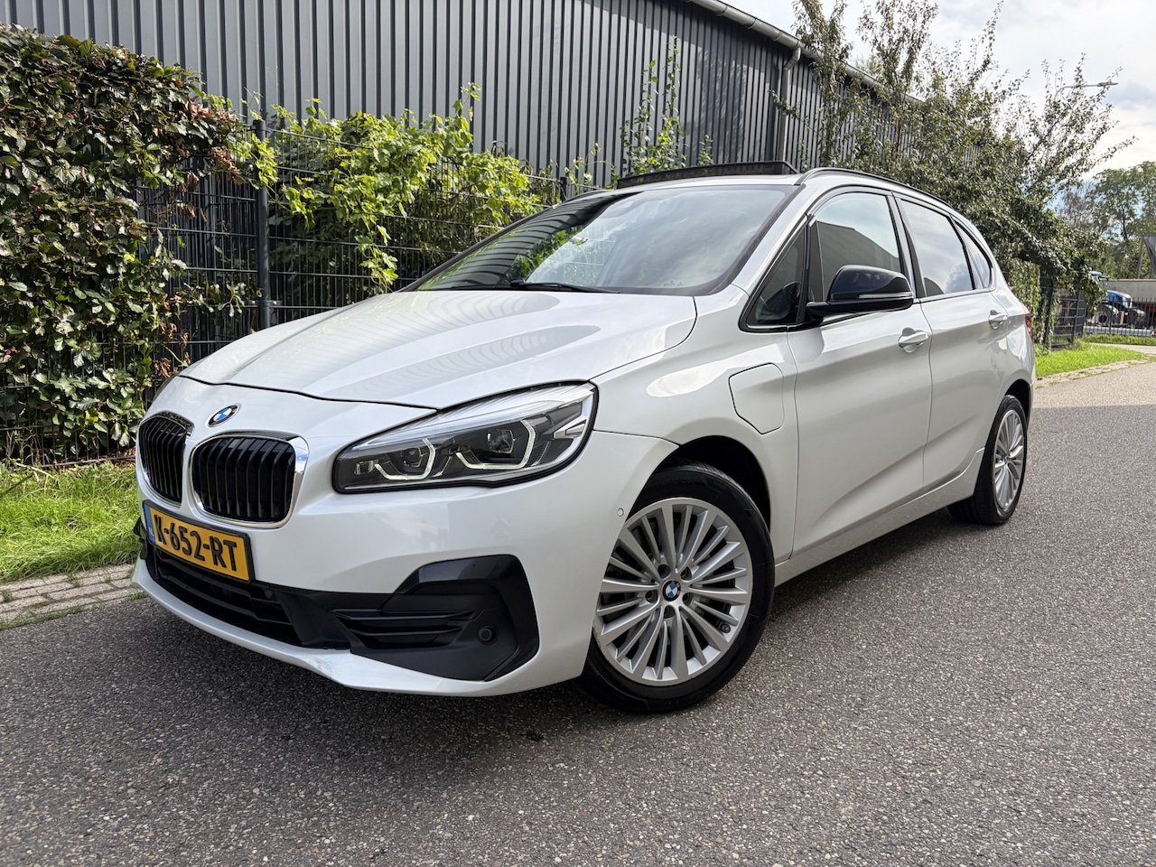 BMW 2-serie Active Tourer - 225xe iPerformance High Executive / AUTOMAAT / PANORAMADAK / HARMAN KARDON / LEER / 85dkm! - AutoWereld.nl