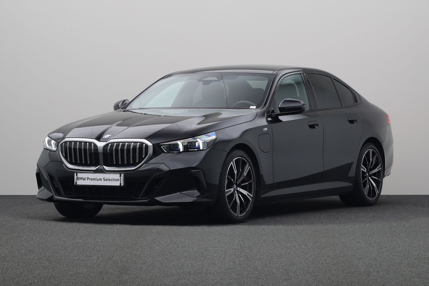 BMW 5-serie - 530e M Sport Edition | Achteruitrijcamera | Glazen Panoramadak | PDC Voor/Achter | M Sport - AutoWereld.nl