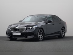 BMW 5-serie - 530e M Sport Edition | Achteruitrijcamera | Glazen Panoramadak | PDC Voor/Achter | M Sport