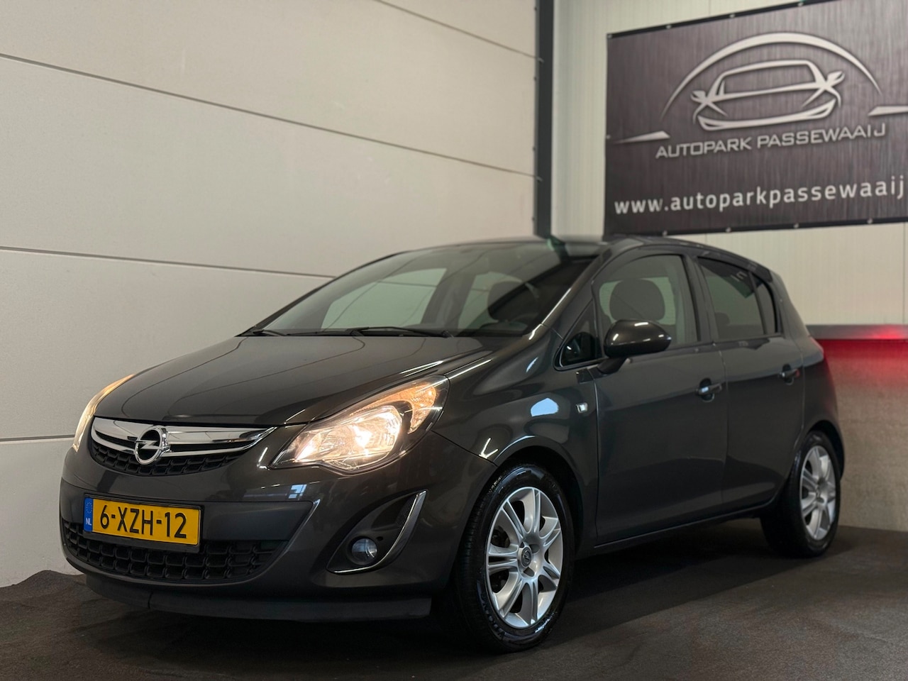 Opel Corsa - 1.2-16V BlitZ Cruise Control, Airco, Stoelverwarming, Stuurverwarming, Navigatie, NAP, Par - AutoWereld.nl
