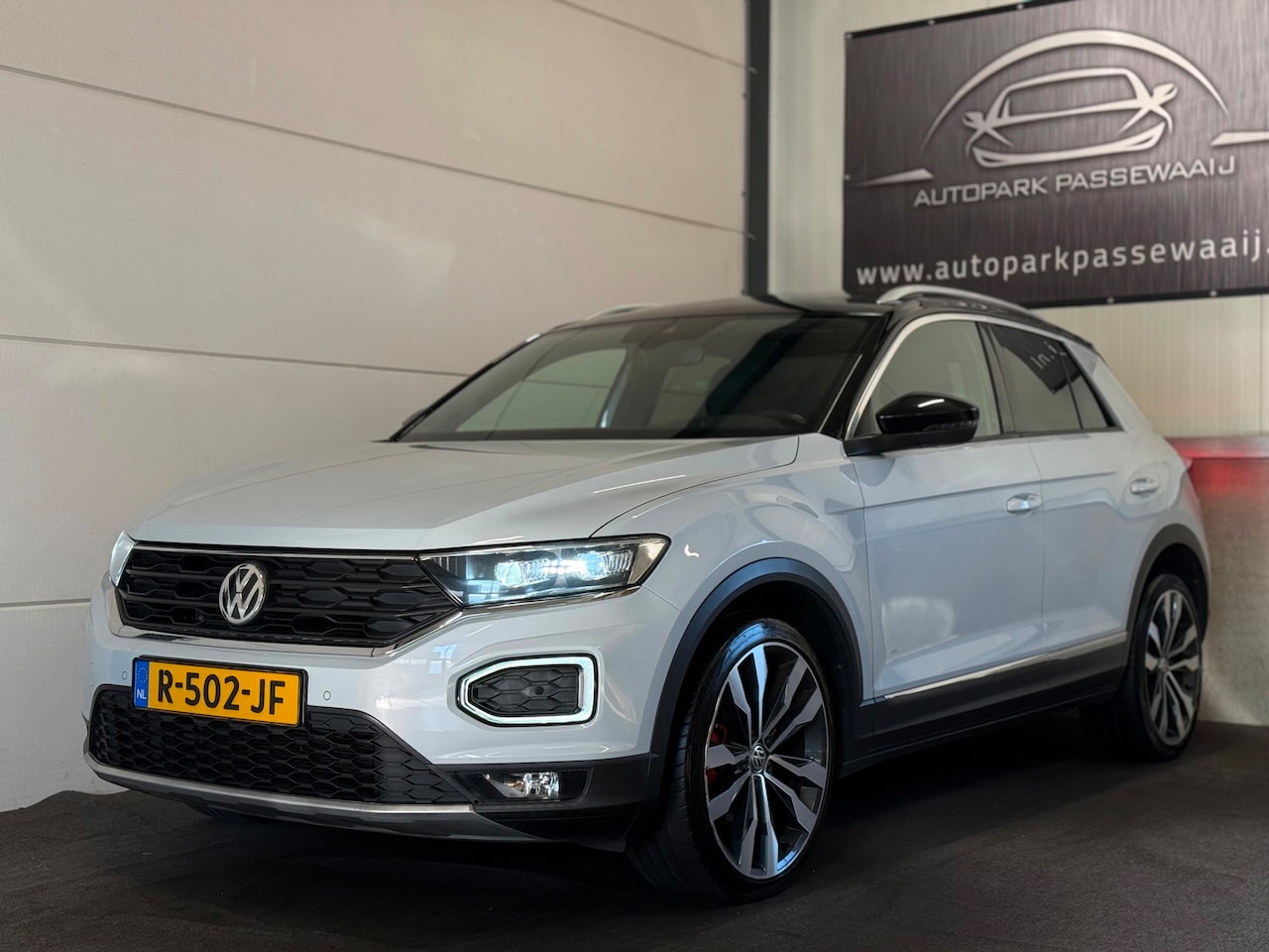 Volkswagen T-Roc - 1.5 TSI Sport R-Line Pano, ACC, Apple Carplay, LED, Virtual Cockpit, Stoelverwarming, Lane - AutoWereld.nl