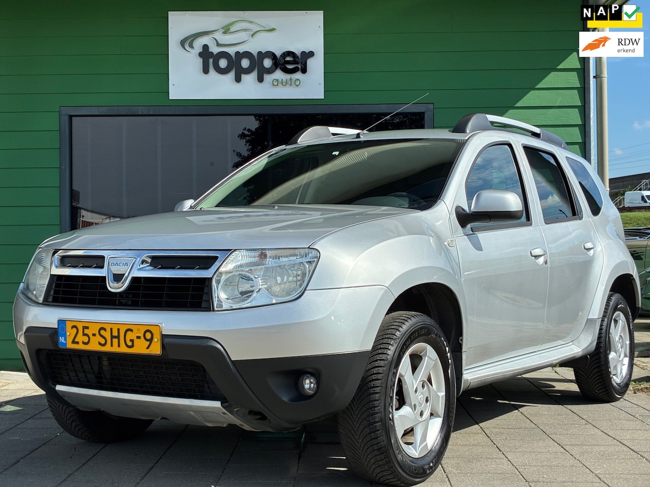 Dacia Duster - 1.6 Lauréate 2wd|D-riem v.v.|Airco|Trekhaak|Elektr.ramen|Nieuwe APK|NAP|LM-Velgen| - AutoWereld.nl