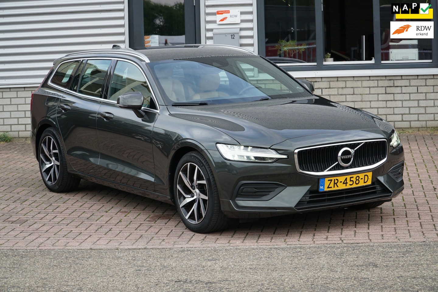 Volvo V60 - 2.0 T5 250 PK BEAUTY - AutoWereld.nl