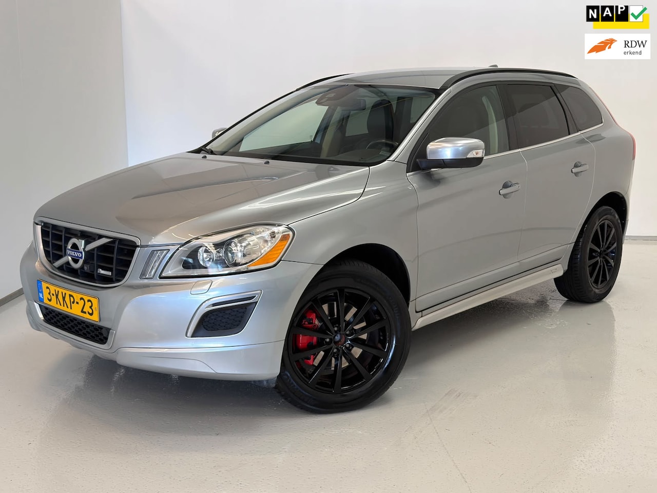Volvo XC60 - 2.4 D5 AWD R-Design / NL-auto / Trekhaak - AutoWereld.nl