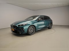 BMW 1-serie - 5-deurs M135 xDrive | M-Sportpakket | LED | Navigatie | Active cruise | Sportstoelen | Ele