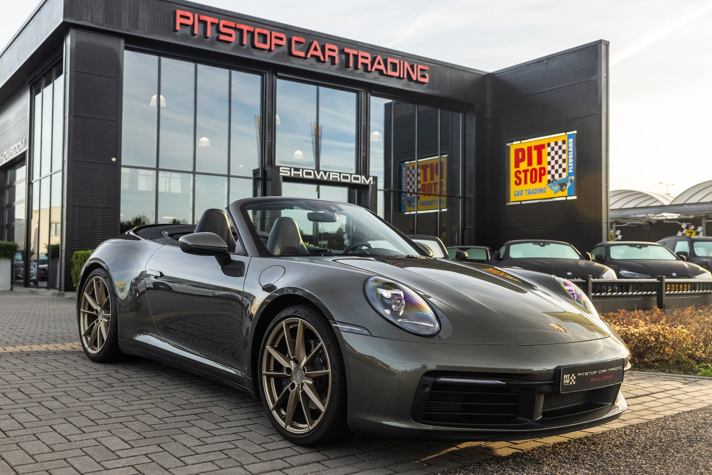 Porsche 911 Cabrio - 992 3.0 Carrera, Aventurijn groen, PASM, Sportstoelen, Camera! - AutoWereld.nl