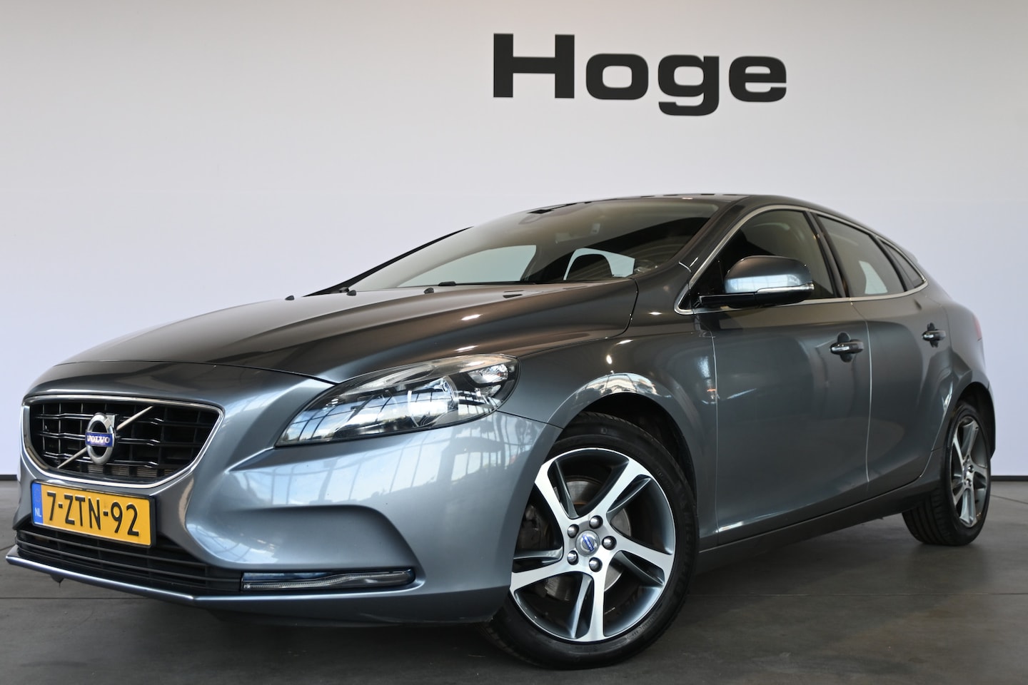 Volvo V40 - 1.6 T2 Momentum Clima Cruise control Navigatie Camera PDC Trekhaak Inruil mogelijk - AutoWereld.nl