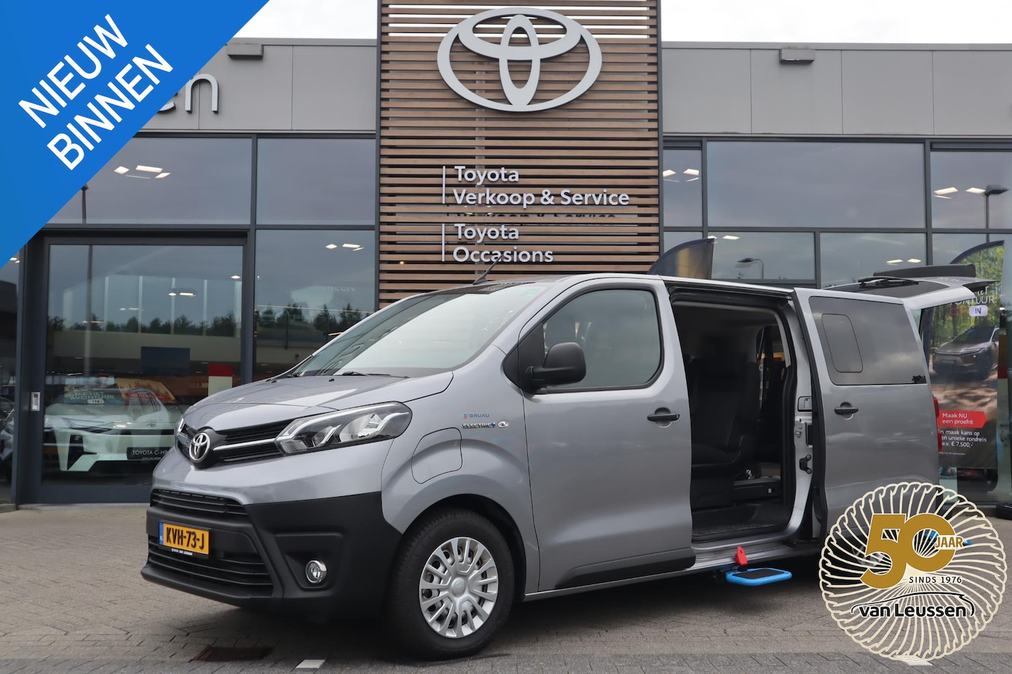 Toyota ProAce Electric Verso - LONG EXTRA RANGE DYNAMIC 75KWH 8-PERSOONS ROLSTOELAUTO VERLAAGD-INBOUW-OPRIJPLAAT 2x SCHUI - AutoWereld.nl
