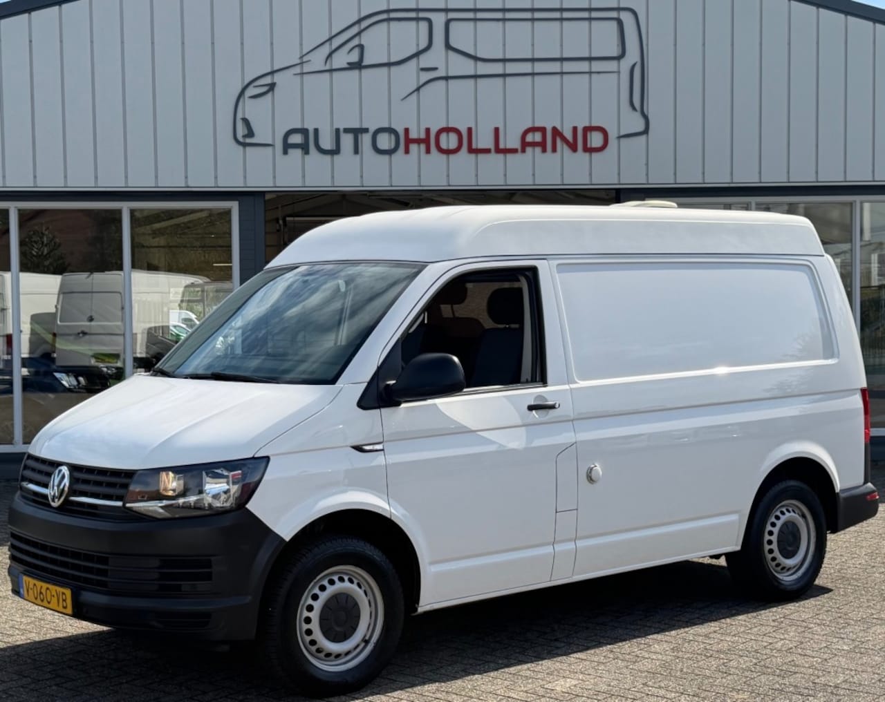 Volkswagen Transporter - 2.0 TDI 75KW 102PK L1H2 EURO 6 AIRCO/ CRUISE CONTROL/ PARKEERSENSOREN/ 100% DEALERONDERHOU - AutoWereld.nl