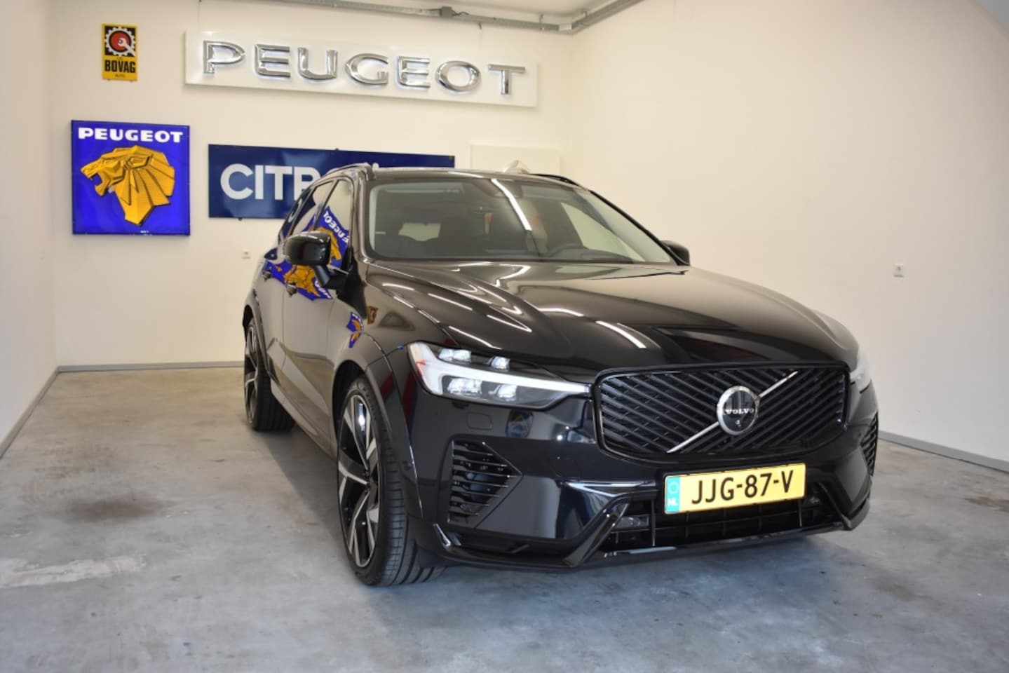 Volvo XC60 - 2.0 Plug-in hybrid T8 AWD U. DARK Facelift Luchtvering - AutoWereld.nl