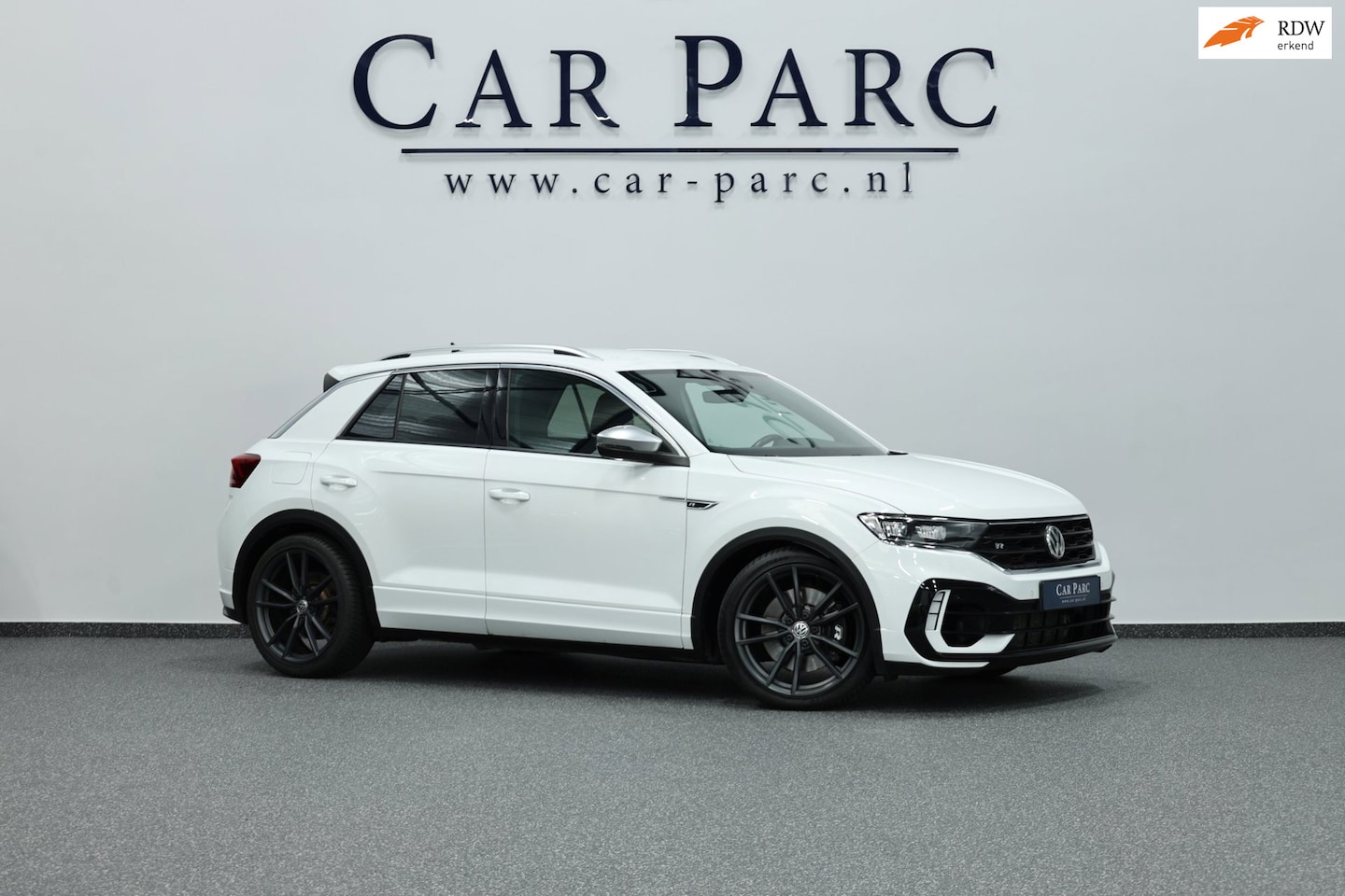Volkswagen T-Roc - 2.0 TSI 4Motion R 301+PK AKRAPOVIC/VIRTUAL/KEYLES/HALF LEER+S.VERWARMING/19" LMV/CAM/12 MD - AutoWereld.nl