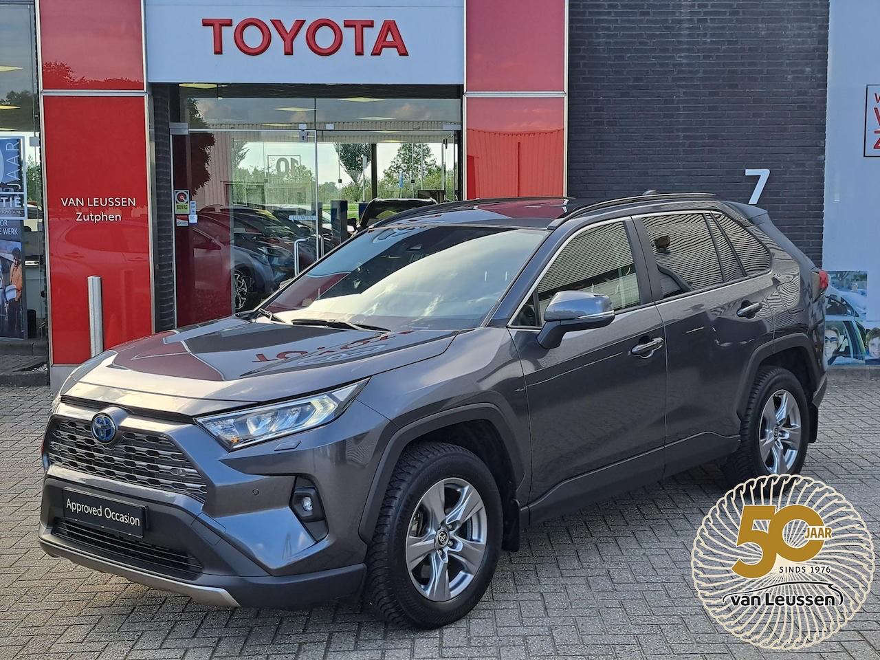 Toyota RAV4 - 2.5 Hybrid AWD NWE. 4-SEASONS STOEL- & VOORRUITVERWARMING PDC V+A DIGITAL DISPLAY LED - AutoWereld.nl