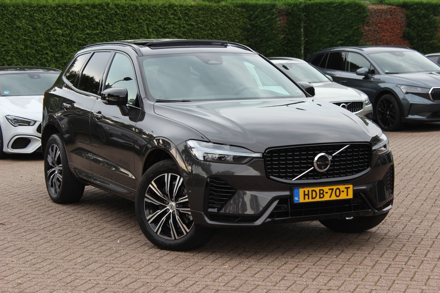 Volvo XC60 - 2.0 T6 Plug-in hybrid AWD Ultimate Black Edition R-Design / SoH 96,4% / Panoramadak / 360C - AutoWereld.nl
