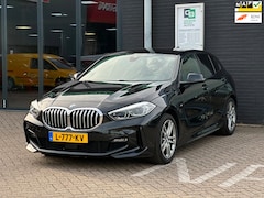 BMW 1-serie - 118i Business Edition /SFEERVERLICHTING/CAMERA/NAVI/NL-AUTO NAP