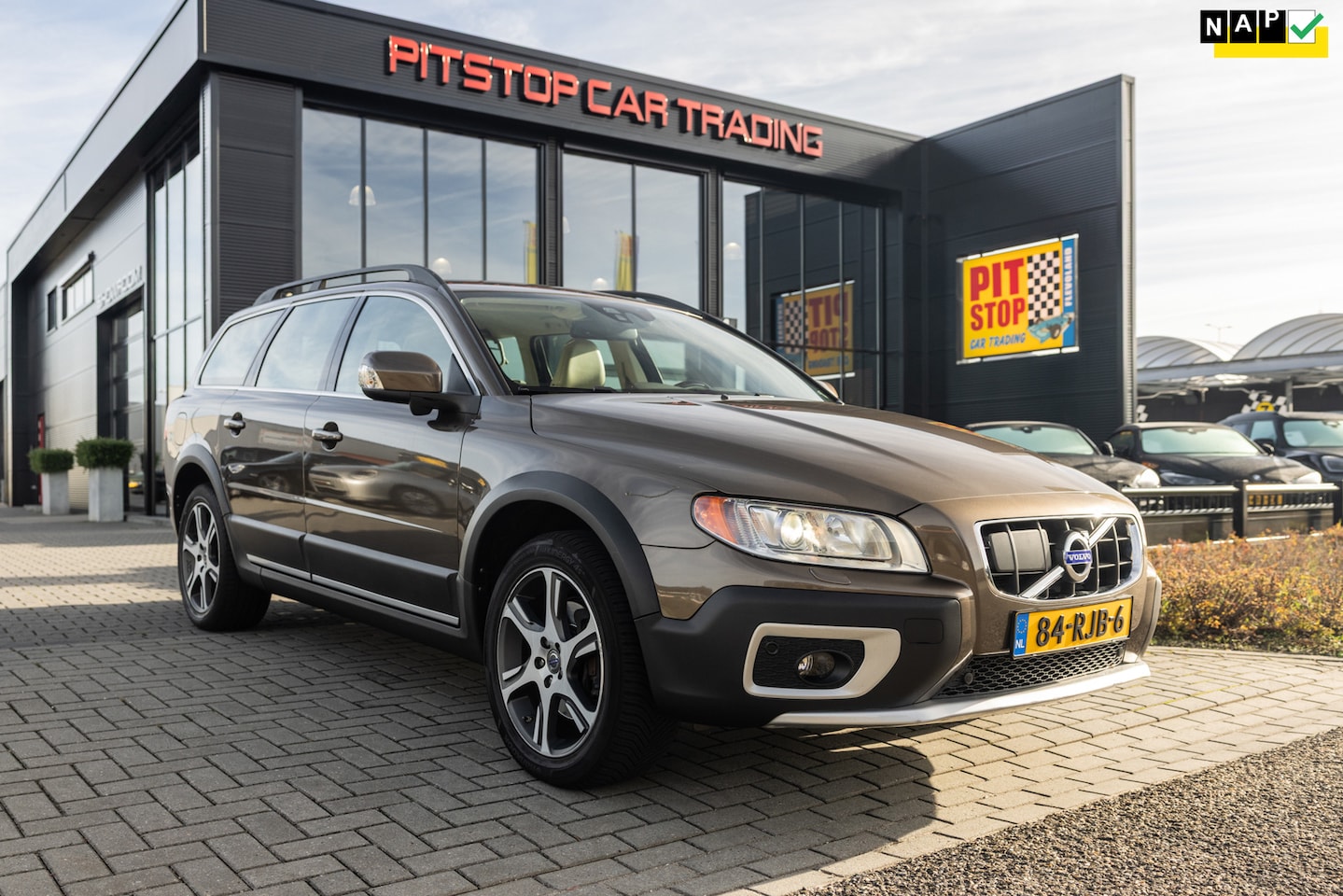 Volvo XC70 - 2.4 D5 Summum AWD, NL Auto, Apple Carplay, Facelift, Keurig! - AutoWereld.nl