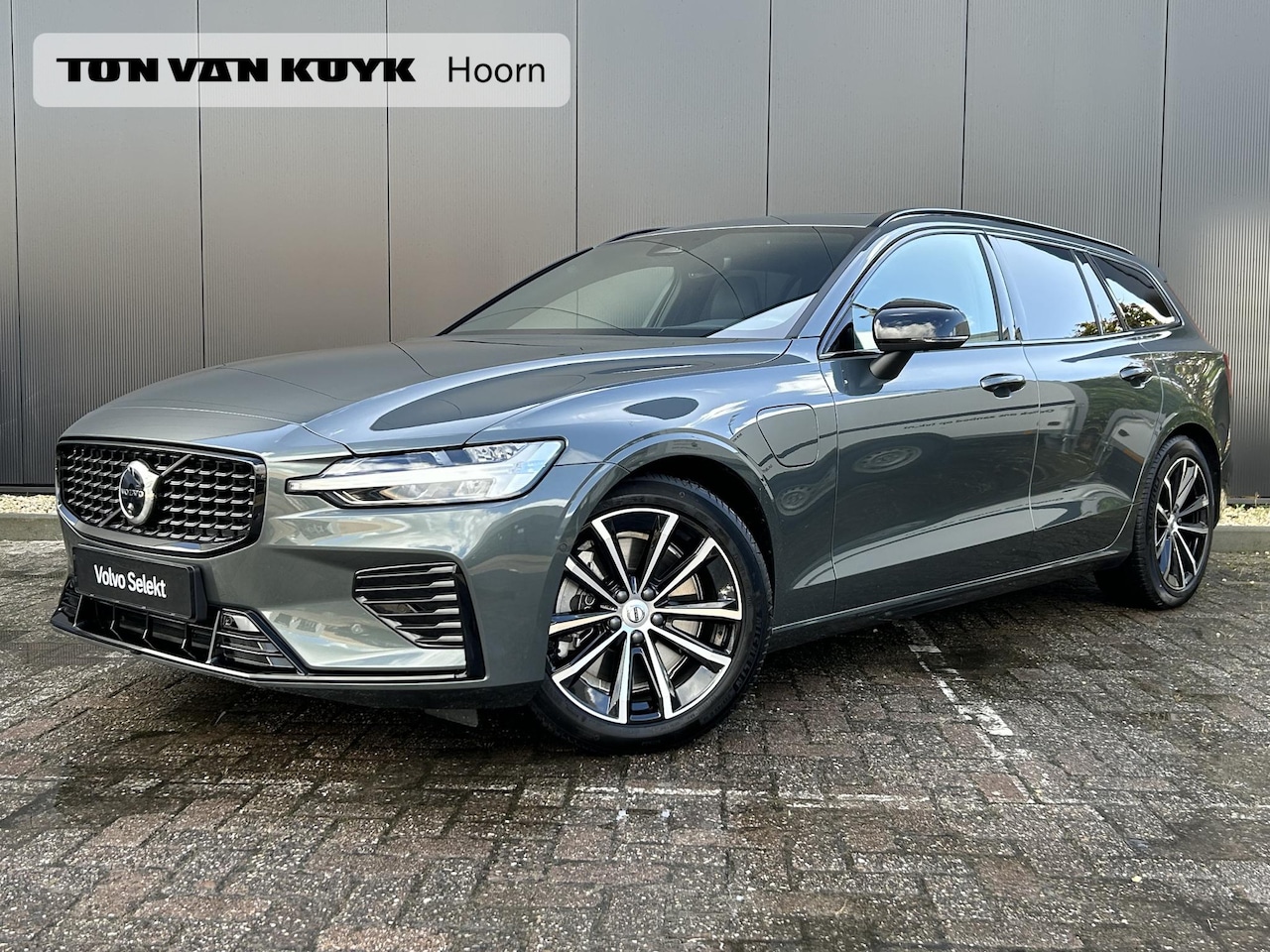 Volvo V60 - 2.0 T8 Plug-in hybrid AWD Plus Dark /head up display/ 360 camera /Panorama dak / trekhaak/ - AutoWereld.nl