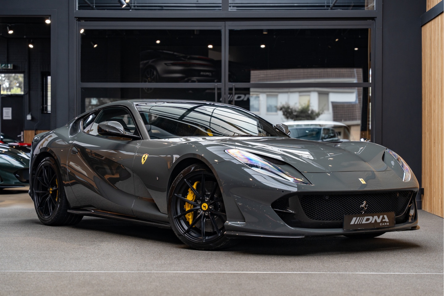 Ferrari 812 Superfast - Full Carbon Historical Color Lift JBL 6.5 V12 Superfast HELE Carbon Seats Grigio Scuro - AutoWereld.nl
