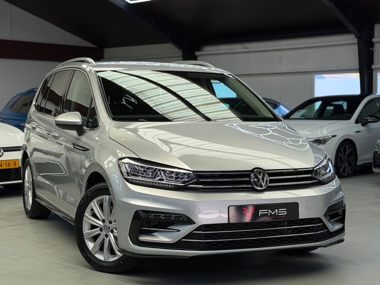 Volkswagen Touran - 1.4 TSI R-Line 5p CarPlay Trekhaak - AutoWereld.nl