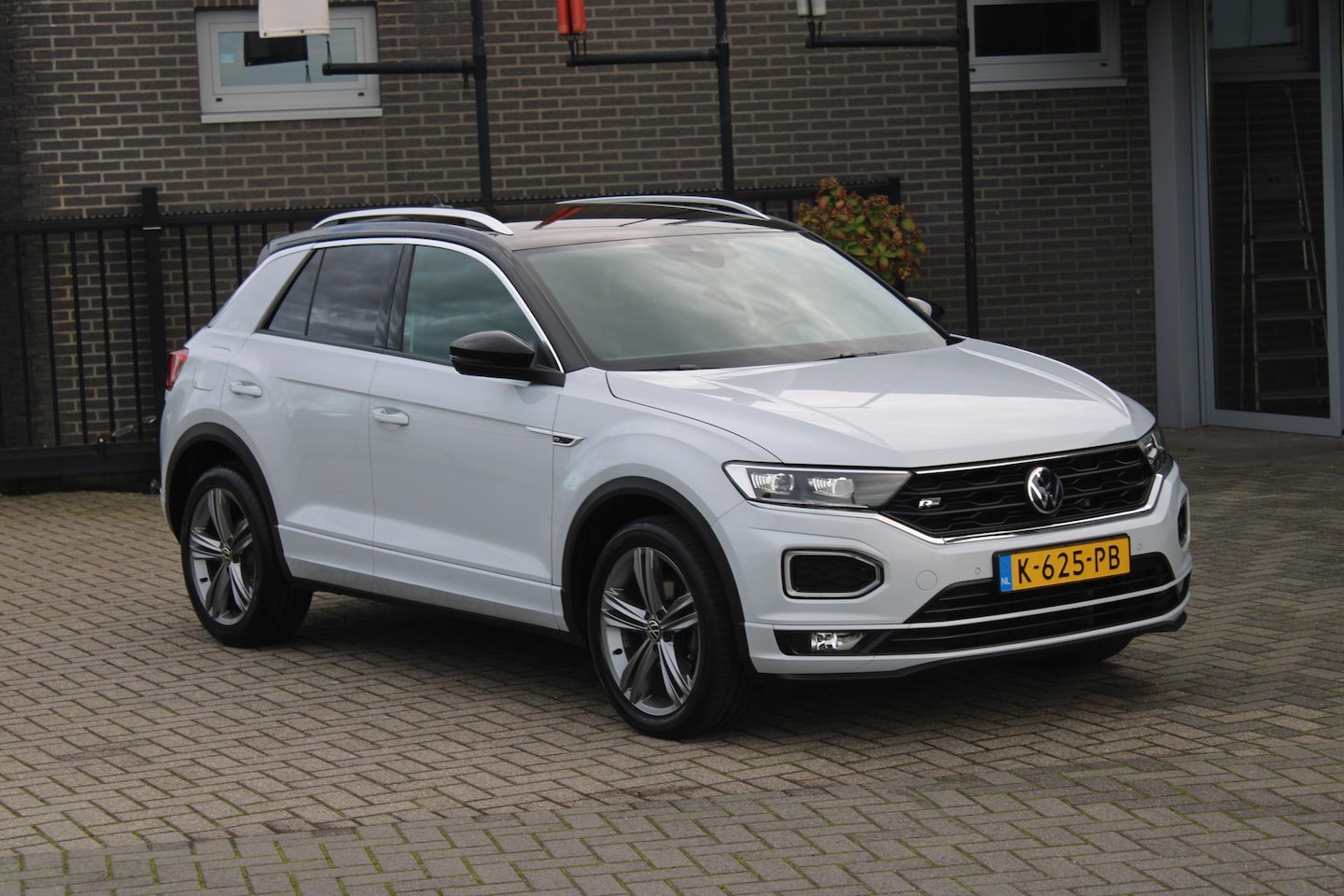 Volkswagen T-Roc - 1.5 TSI Sport Business R Line /Camera/Led/NL Auto!! - AutoWereld.nl