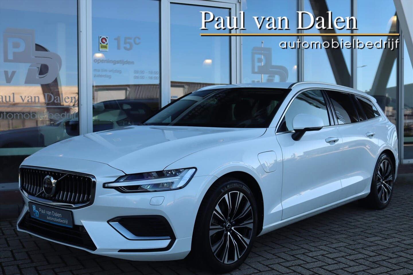 Volvo V60 - 2.0 T6 Plug-in Hybrid 350PK AWD Plus Bright Trekhaak | Navi | Stoelverw. | Keyless | Elect - AutoWereld.nl