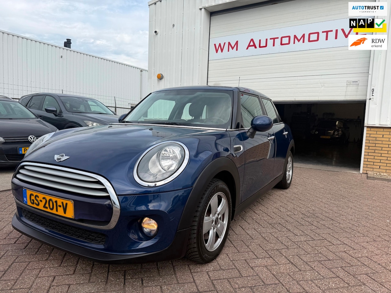 MINI 5-Deurs - 1.5 Cooper Business airco APK T/M 13-8-2027 - AutoWereld.nl