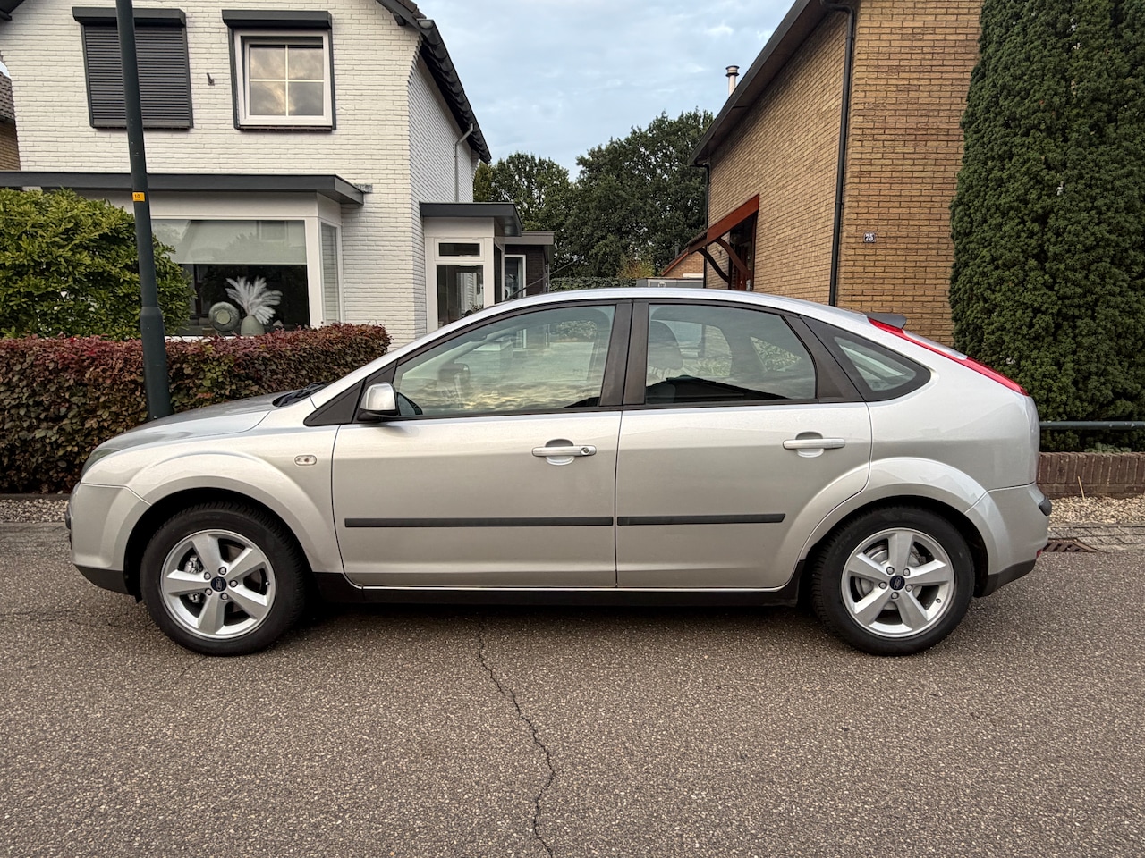 Ford Focus - 1.6-16V Futura AIRCO/CRUISE !! APK TOT 8-2027 - AutoWereld.nl