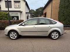 Ford Focus - 1.6-16V Futura AIRCO/CRUISE/TREKHAAK !! APK TO 8-2027
