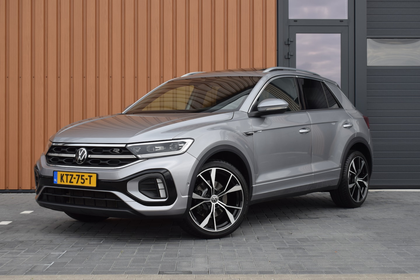 Volkswagen T-Roc - 1.5 TSI 150pk DSG R-Line | Panoramadak | Camera | Trekhaak - AutoWereld.nl