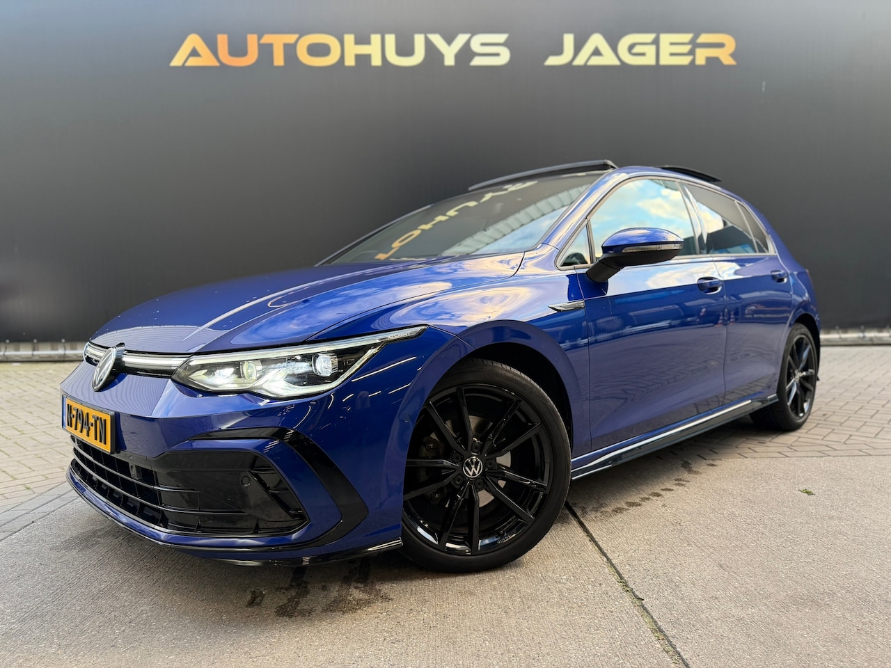 Volkswagen Golf - 1.5 eTSI R-Line Pano H&K Carplay Camera Acc Lapiz Bleu - AutoWereld.nl
