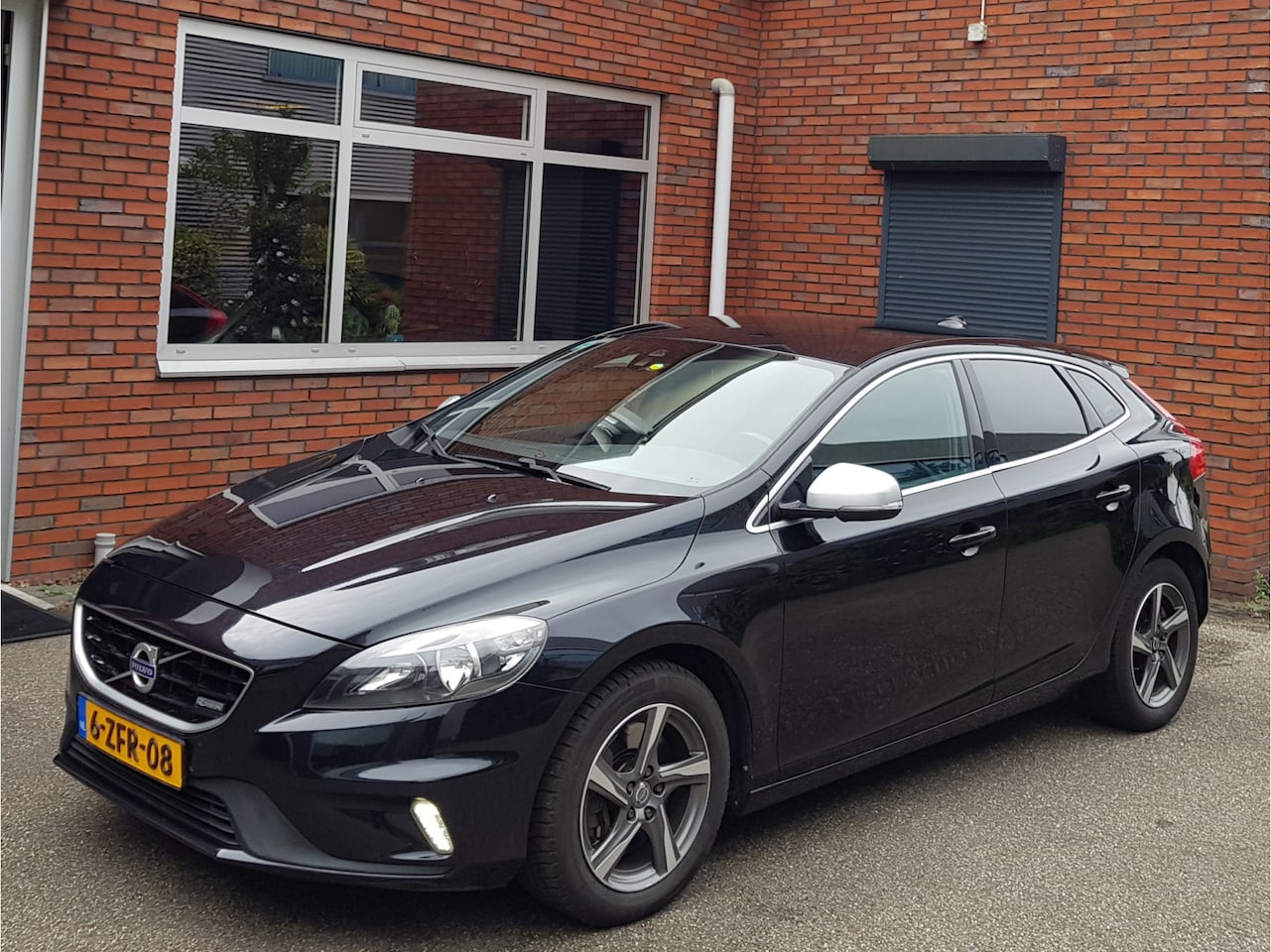 Volvo V40 - D4 R Design Navi Trekhaak 1/2 Leder Ecc - AutoWereld.nl