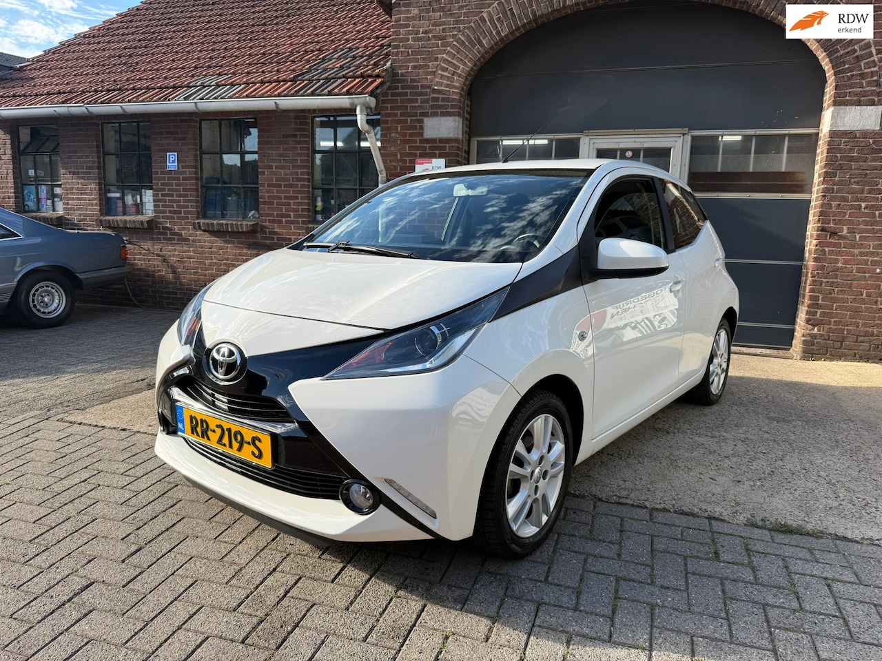 Toyota Aygo - 1.0 VVT-i x-wave I CLIMA I CAMERA I NAVI I - AutoWereld.nl