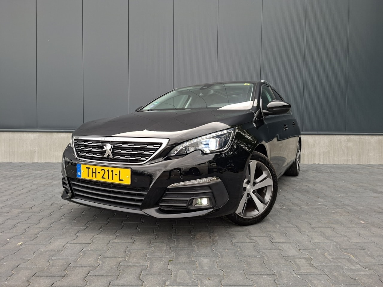 Peugeot 308 SW - 1.2 Distibutieriem vervangen | Trekhaak | Carplay | Lederen bekleding | All seasonbanden - AutoWereld.nl