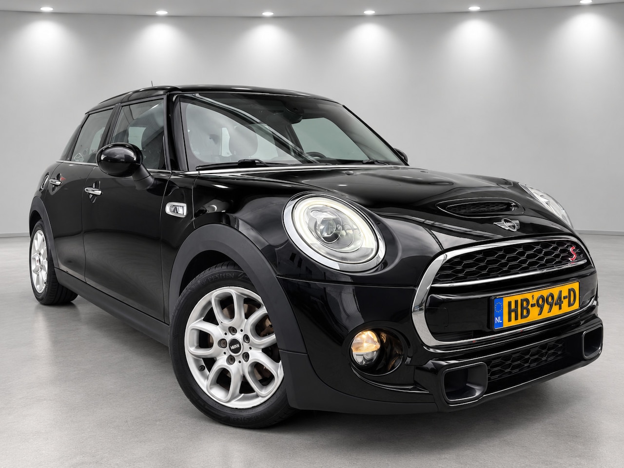 MINI 5-Deurs - 2.0 Cooper S Serious Business [Keyless | Leder | StoelVW | Navi | Cruise | Volledig OH] - AutoWereld.nl