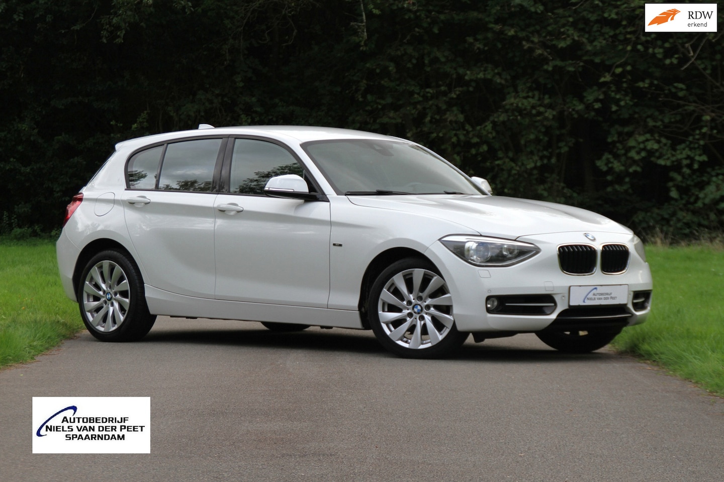 BMW 1-serie - 118i Business+ Sport / Airco / Stoelverwarming / Sportvelgen / Parkeersensoren voor en ach - AutoWereld.nl