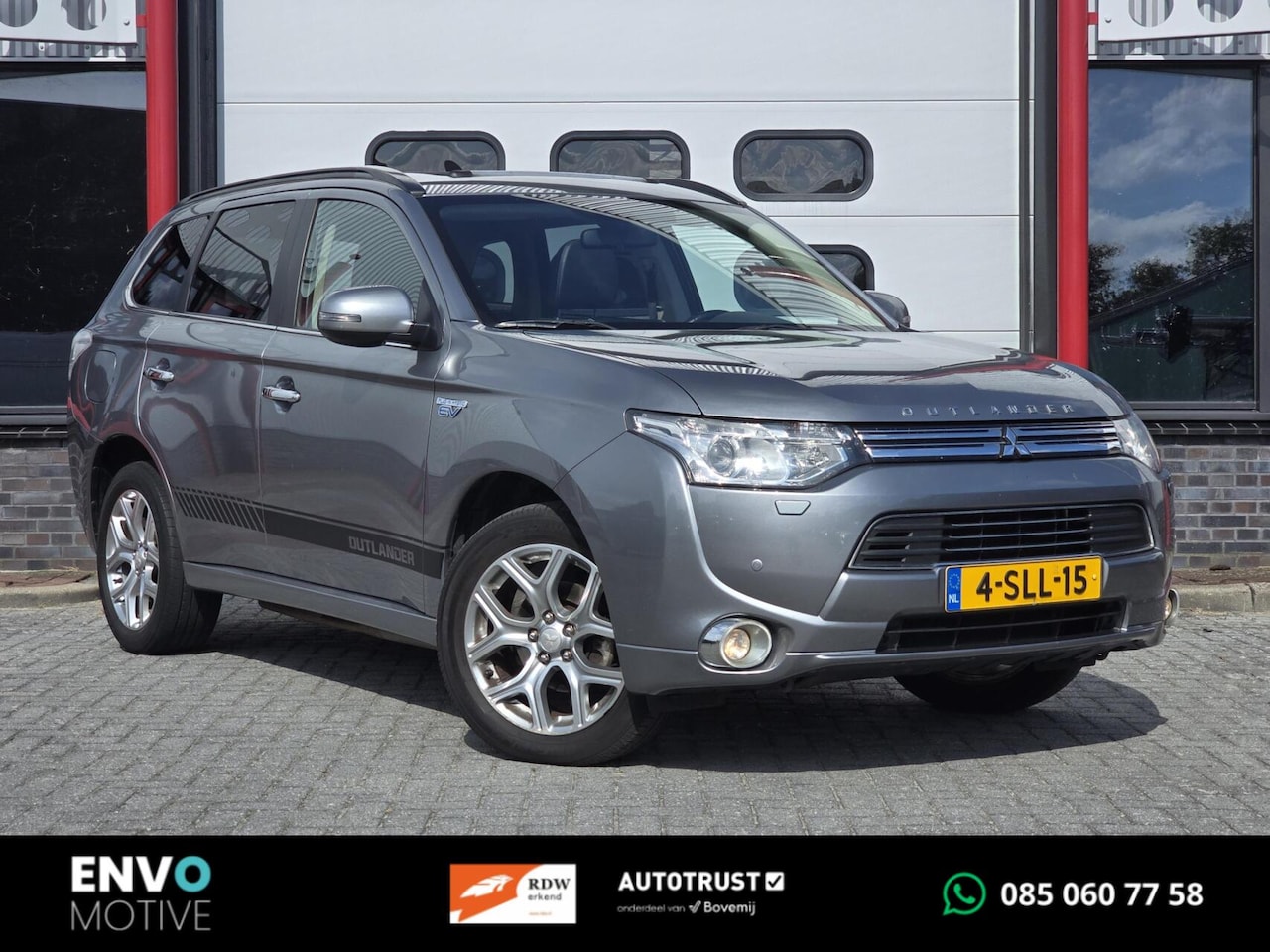 Mitsubishi Outlander - 2.0 PHEV Instyle 4WD/Pano/Navi/Trekhaak - AutoWereld.nl