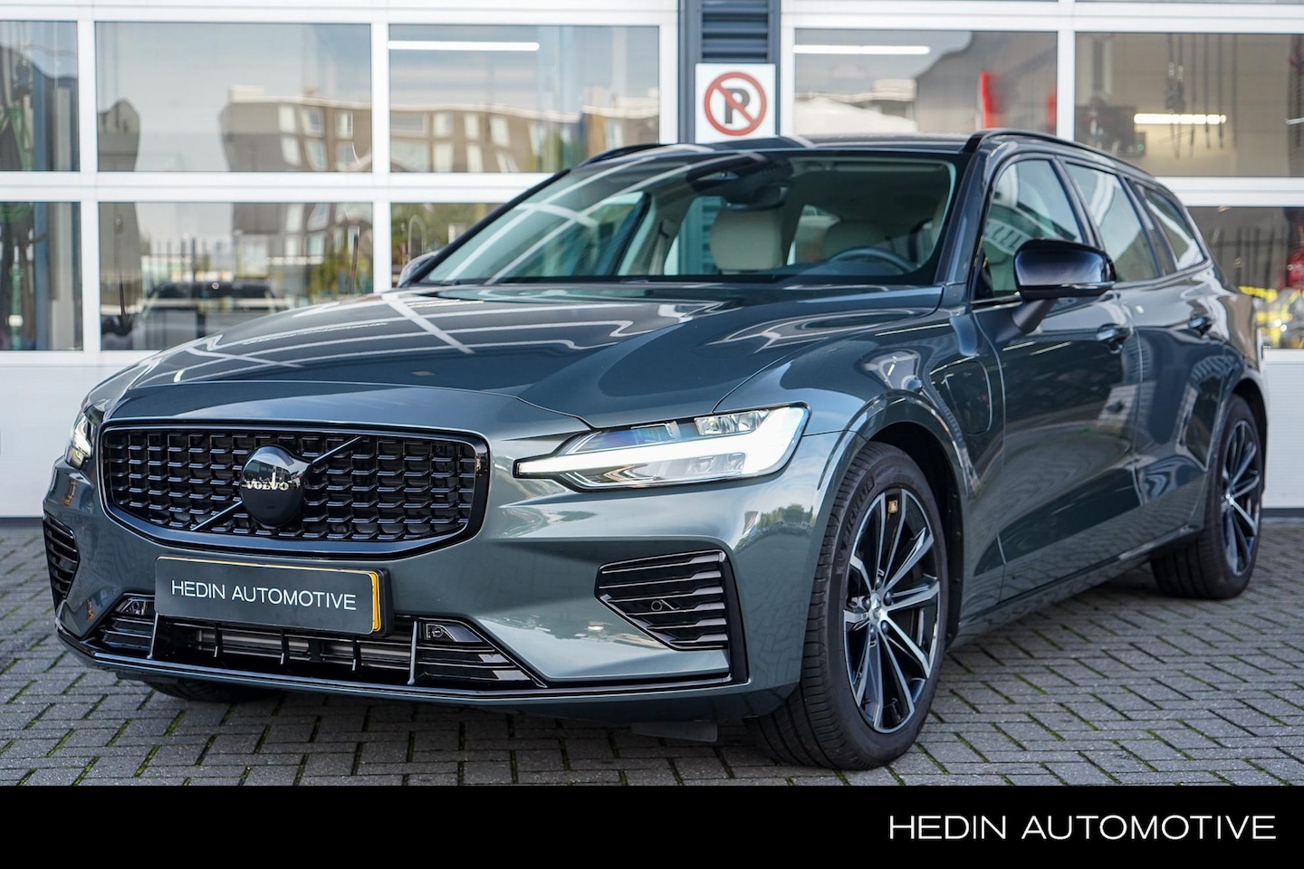 Volvo V60 - 2.0 T8 Plug-in hybrid AWD Plus Dark | Polestar Engineered | Elektrische Stoelen met geheug - AutoWereld.nl