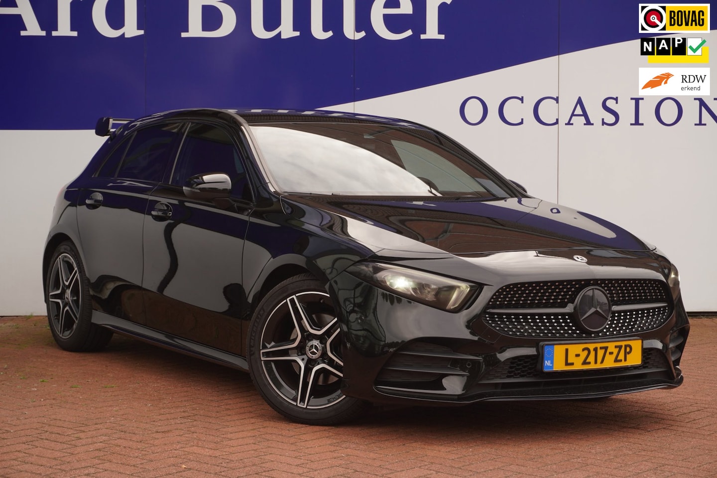 Mercedes-Benz A-klasse - 180 Business Solution AMG+Led+Leder+Navigatie+Apple-CarePlay+Sfeer-verlichting+18"lmv = SU - AutoWereld.nl