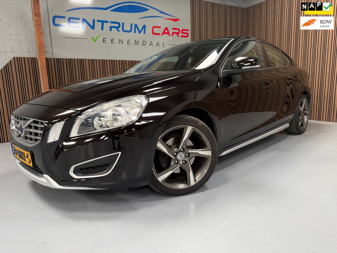 Volvo S60 - 2.0 D3 Intro Edition 2.0 D3 Intro Edition, 18" , Rijdt en schakelt goed, nieuwe APK - AutoWereld.nl