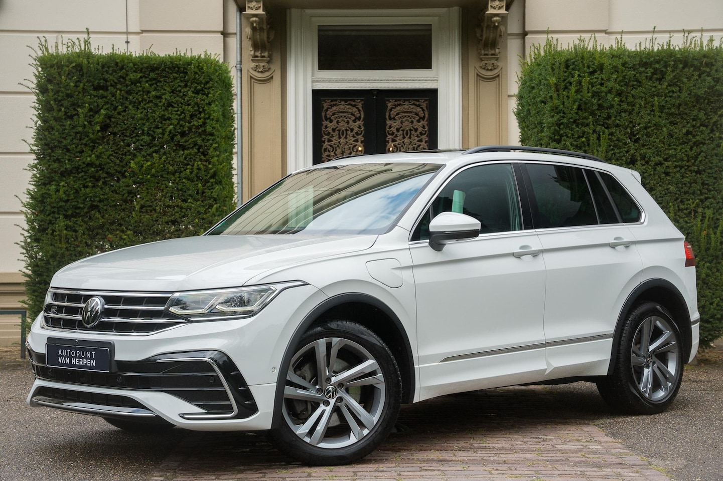 Volkswagen Tiguan - 1.4 TSI eHybrid R-Line Business+ TREKHAAK | PANO | 360 CAM | HUD | 1E EIGN - AutoWereld.nl