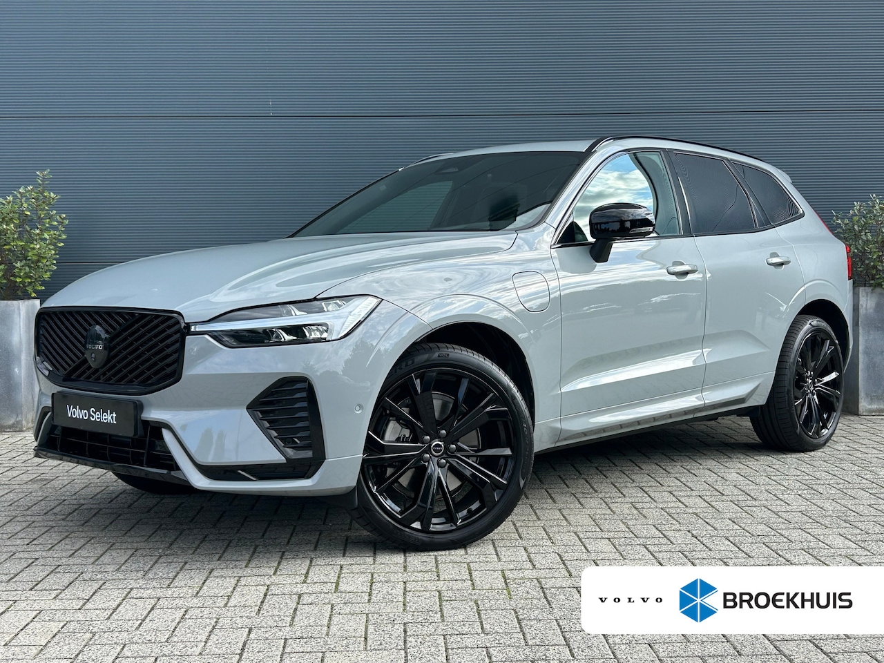 Volvo XC60 - T6 Plus Black Edition Recharge Plug-In Hybrid AWD | Facelift | 360 camera | Pano | HU-Disp - AutoWereld.nl