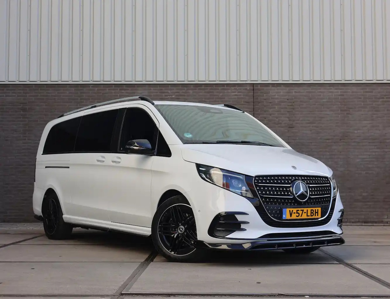 Mercedes-Benz V-klasse - 300d / 4-MATIC / Extra Lang / Luchtvering / Amg / Maxton / Vol! - AutoWereld.nl