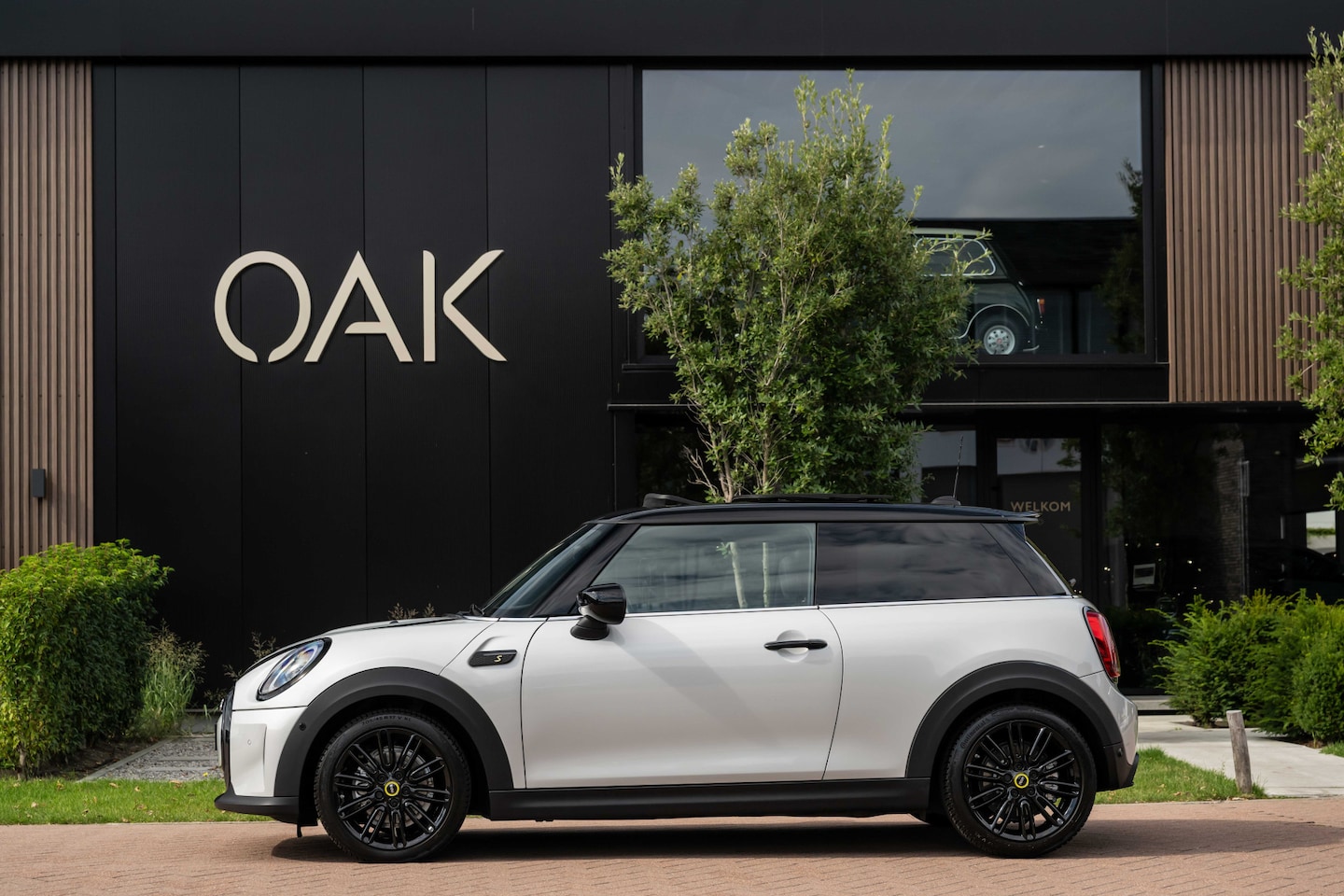 MINI Electric - Classic | Navigatie | Panorama | Lounge Leder | Camera | 17"LM | White Silver - AutoWereld.nl