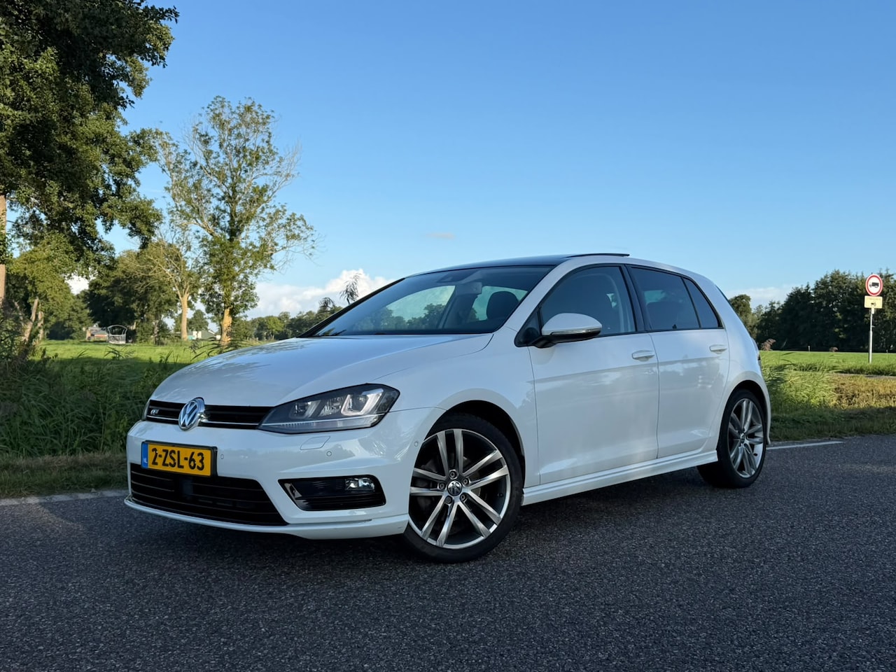 Volkswagen Golf - 1.2 TSI 110pk DSG R-line | Pano | Camera | Trekhaak - AutoWereld.nl