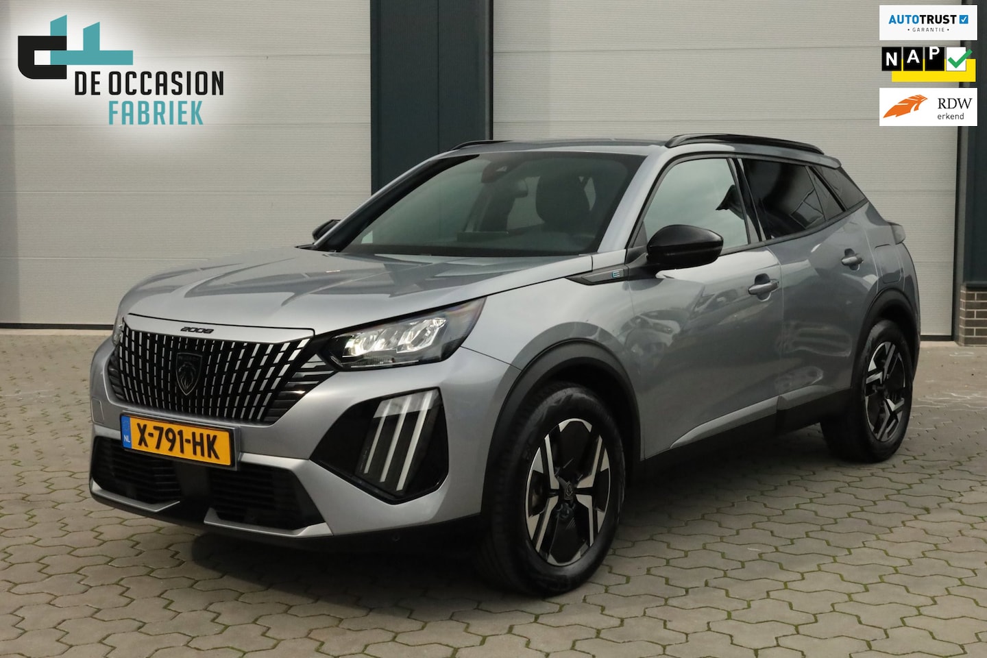 Peugeot e-2008 - EV Allure 54 kWh Afn. Trekhaak Carplay Navi Camera - AutoWereld.nl