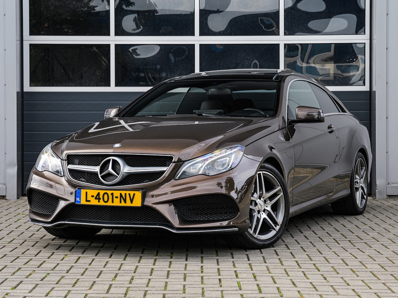 Mercedes-Benz E-klasse Coupé - 200 CGI | AMG | Panoramadak | Leder | Full LED | Carplay | Stoelverwarming | PDC v+a - AutoWereld.nl