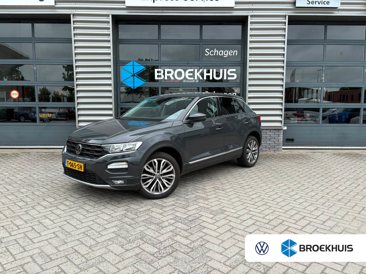 Volkswagen T-Roc - 1.5 TSI 150 pk Style | Trekhaak | Stoelverwarming | Cruise control adaptief | Stoel verwar - AutoWereld.nl