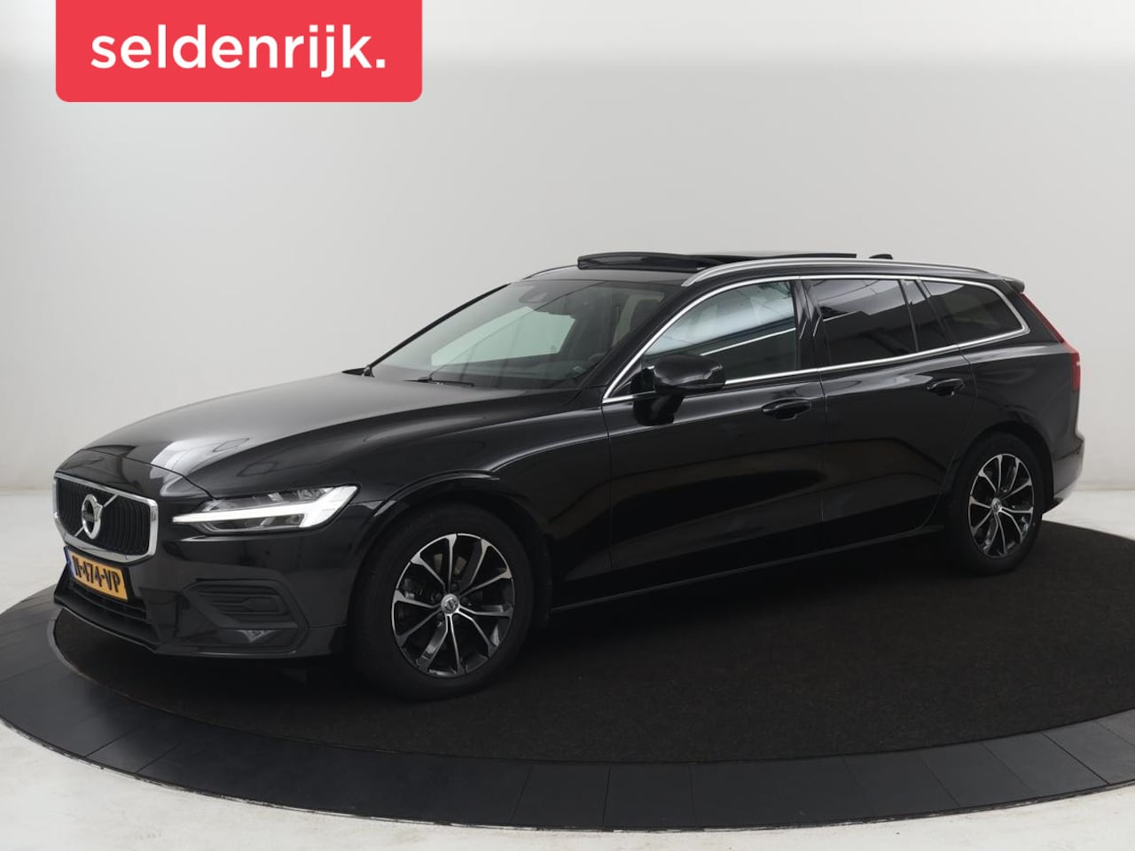Volvo V60 - 2.0 B3 Momentum Business | Panoramadak | Cruise control | Stuur/stoel verwarming | Trekhaa - AutoWereld.nl