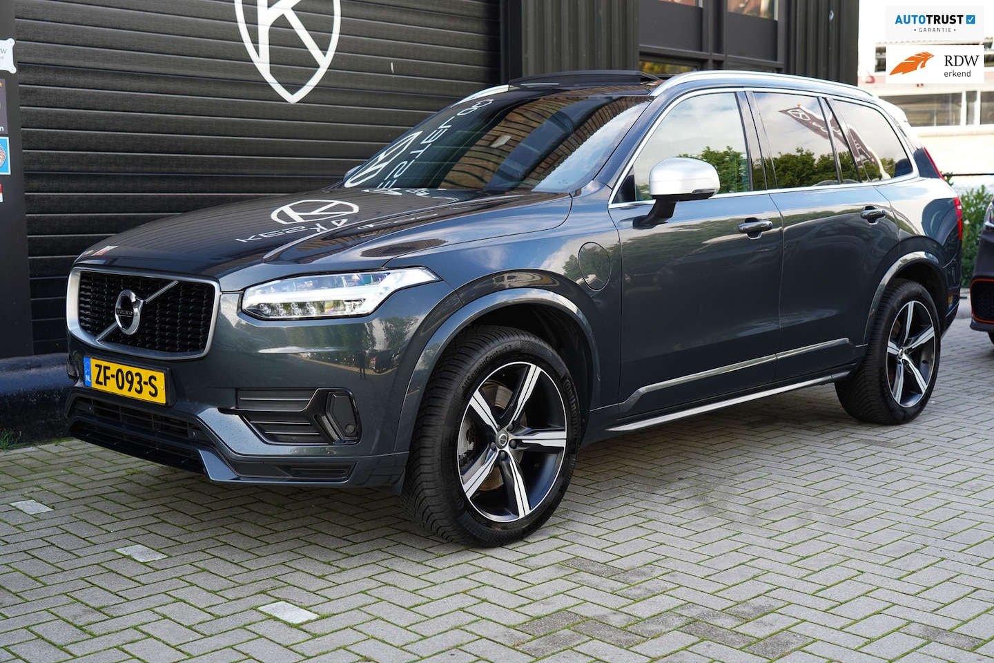 Volvo XC90 - 2.0 T8 Twin Engine AWD R-Design 7PERS/LED/PANO/TREKHAAK/CARPLAY/BLIS/LEER/CAMERA/ - AutoWereld.nl