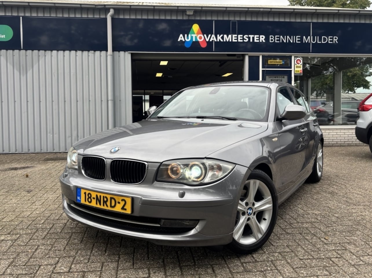 BMW 1-serie - 118i AIRCO/ECC / NAVI / XENON / NWE. KETTING - AutoWereld.nl