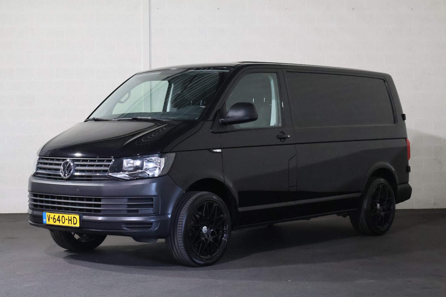 Volkswagen Transporter - 2.0 TDI L1 H1 Airco Geisoleerde Laadruimte - AutoWereld.nl